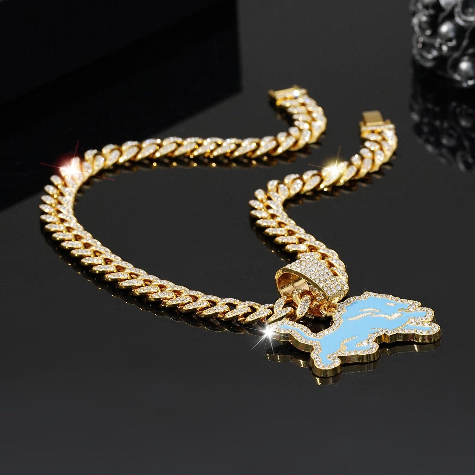 Detroit Lions Blue Lion rhinestone Cuban necklaces, sparkling stylishnecklaces, parties, birthday parties and other occasions canbe used, unisex birthday gifts