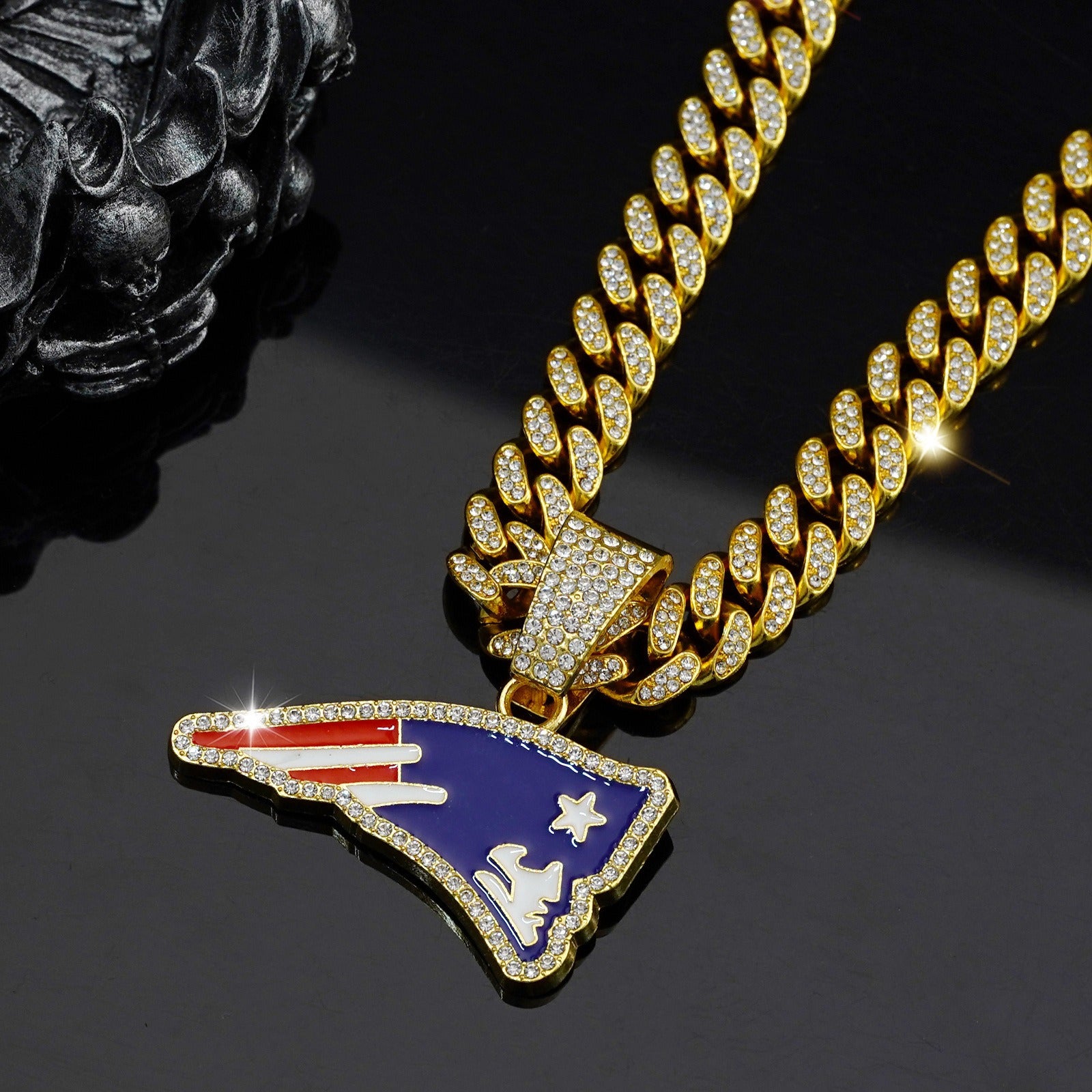 The logo of the English Patriot team - a hip-hop Cuban chain pendant necklace for both men and women, a trendy brand for sports fans. Cuban necklace, for rugby fans.