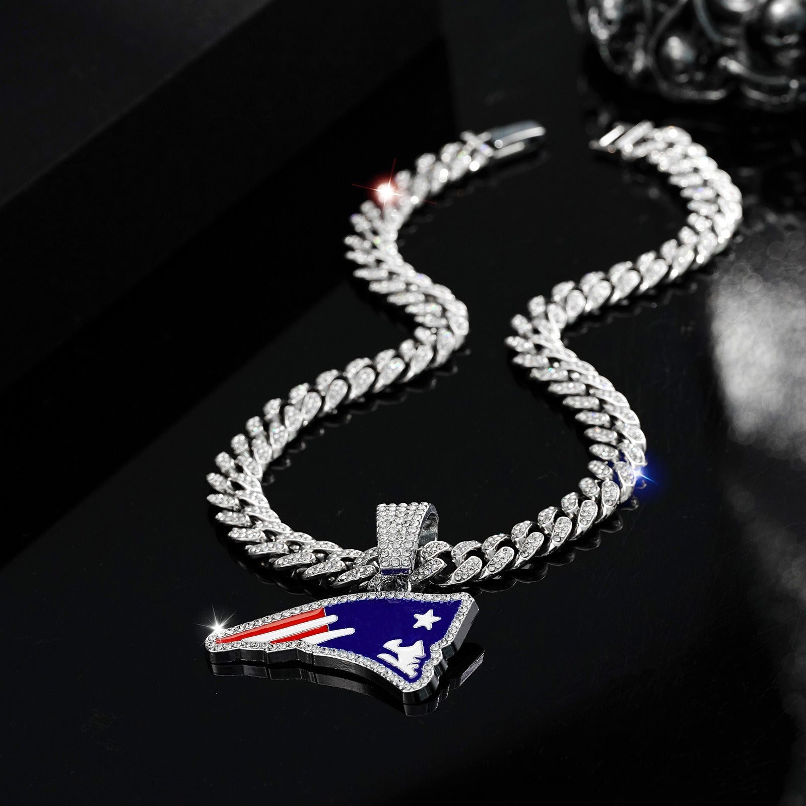 The logo of the English Patriot team - a hip-hop Cuban chain pendant necklace for both men and women, a trendy brand for sports fans. Cuban necklace, for rugby fans.