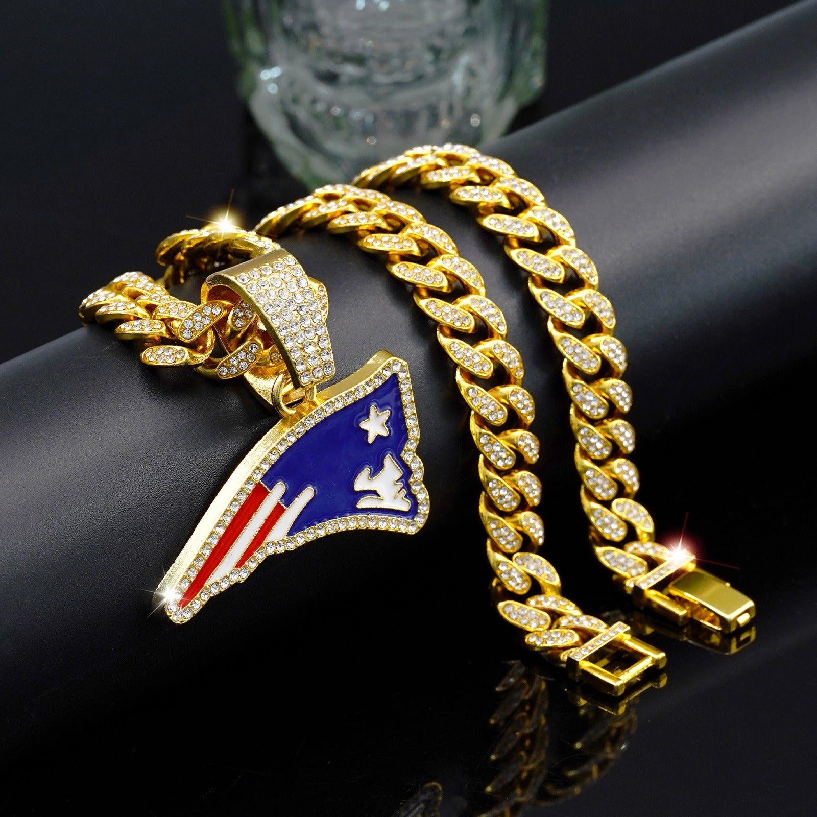 The logo of the English Patriot team - a hip-hop Cuban chain pendant necklace for both men and women, a trendy brand for sports fans. Cuban necklace, for rugby fans.