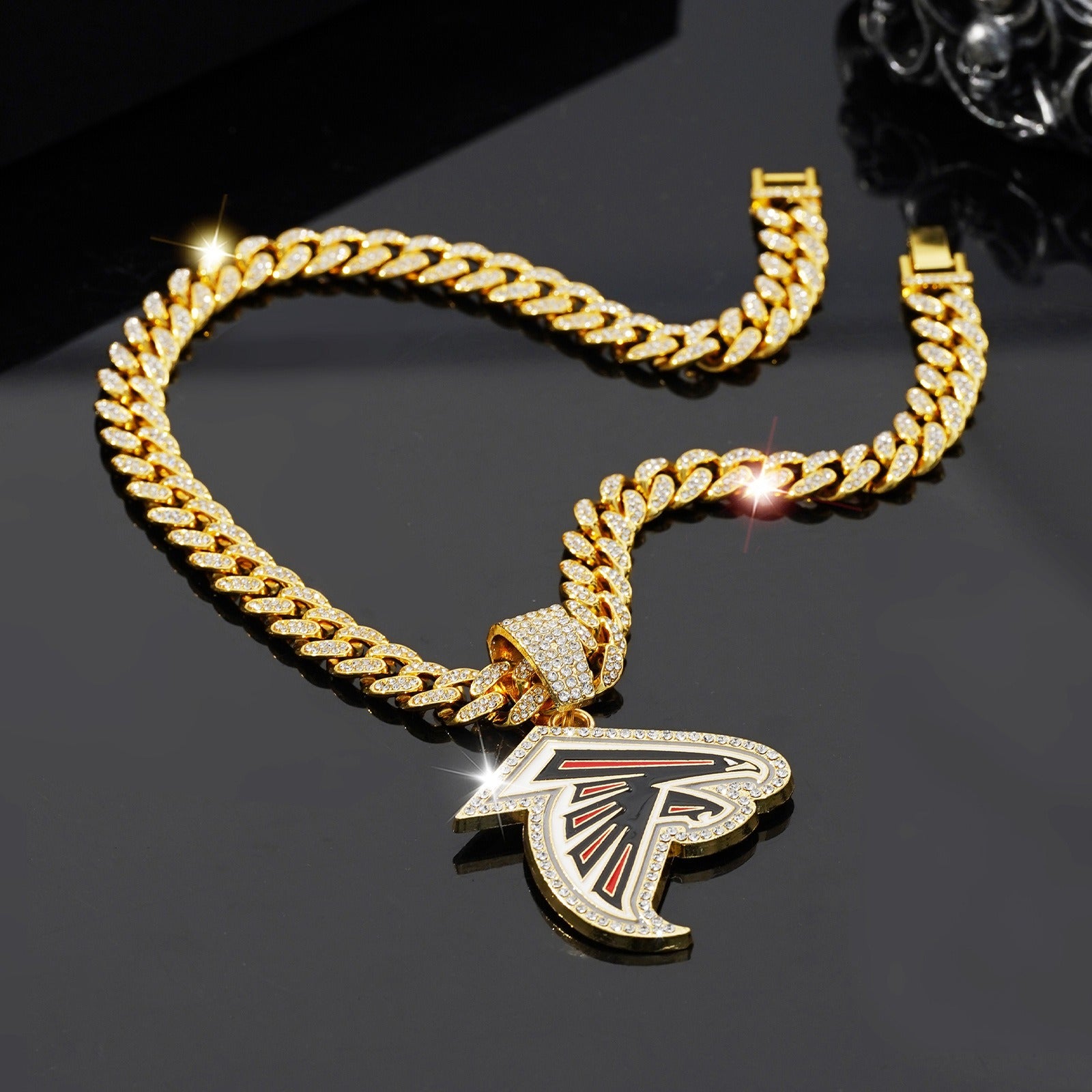 Atlanta Falcons team logo hip-hop Cuban chain pendant necklace for men and women, trendy brand, Cuban necklace, football fan, team's hip-hop Cuban chain pendant necklace for men and women, trendy brand