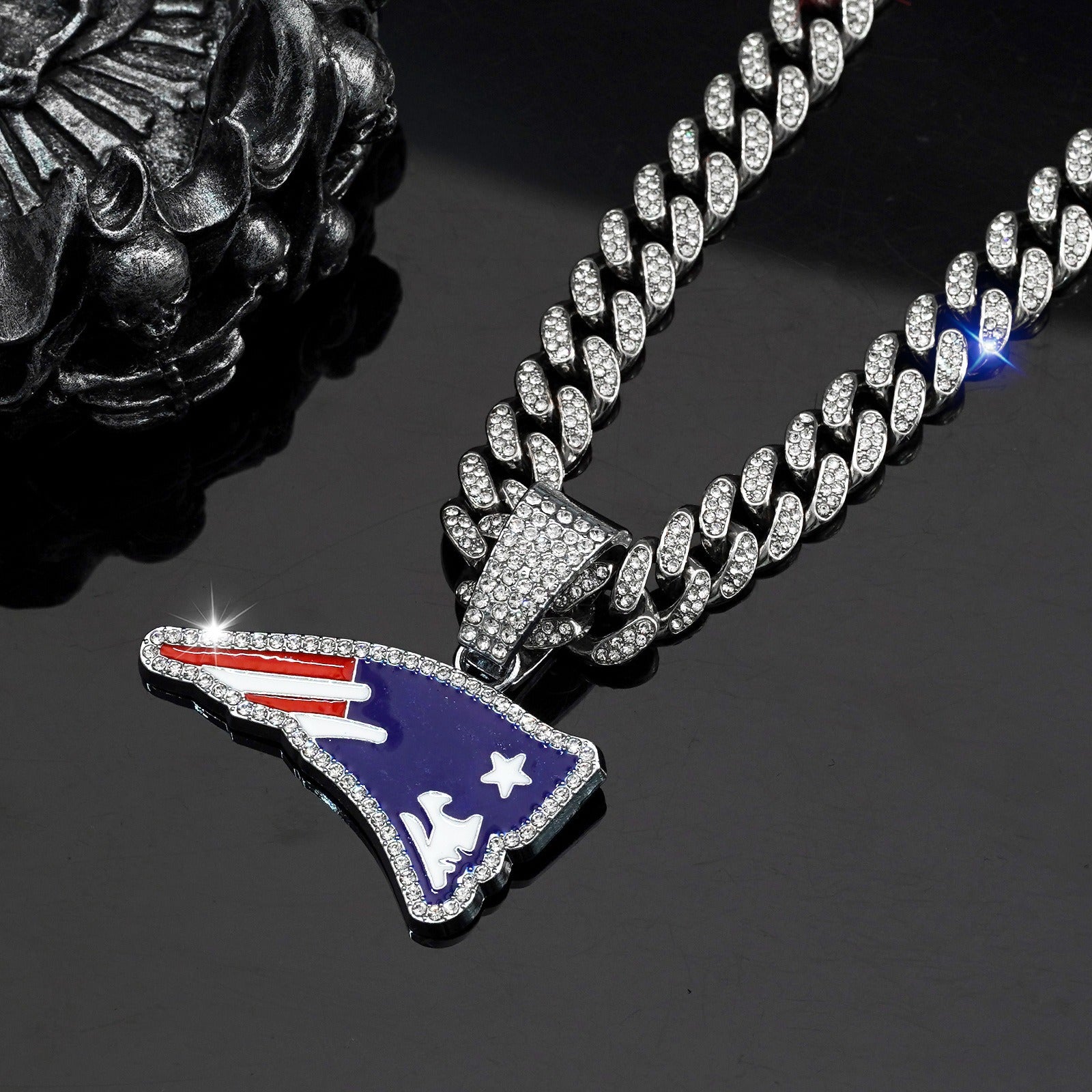 The logo of the English Patriot team - a hip-hop Cuban chain pendant necklace for both men and women, a trendy brand for sports fans. Cuban necklace, for rugby fans.
